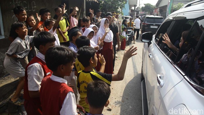 Momen Gibran Blusukan di Kota Tangerang Wapres terpilih, Gibran Rakabuming blusukan ke Cipondoh, Kota Tangerang, Banten, Selasa (30/7/2024). Ia membagikan susu kemasan dan buku kepada anak-anak.
