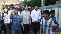Gibran didampingi politisi PSI Faldo Maldini yang sedang maju sebagai bakal calon walikota Tangerang.