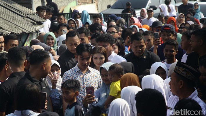 Momen Gibran Blusukan di Kota Tangerang Wapres terpilih, Gibran Rakabuming blusukan ke Cipondoh, Kota Tangerang, Banten, Selasa (30/7/2024). Ia membagikan susu kemasan dan buku kepada anak-anak.
