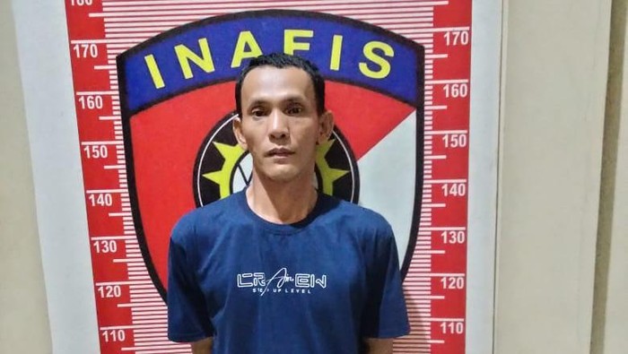 Mujib Ardiansyah (39) ditangkap Satreskrim Polres Lampung Timur. Ia ditangkap karena melakukan pembunuhan terhadap tetangganya.