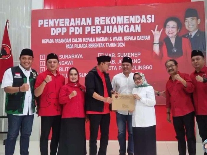 Mundjidah Wahab dan Sumrambah saat menerima rekom PDIP maju di Pilbup Jombang