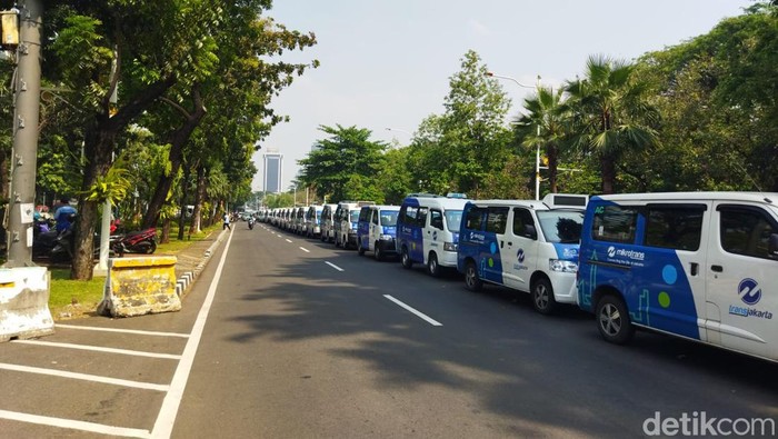 Operator hingga sopir dari 29 rute MikroTrans atau JakLingko tak beroperasi dan demo di Balai Kota DKI Jakarta (Kurniawan F/detikcom)