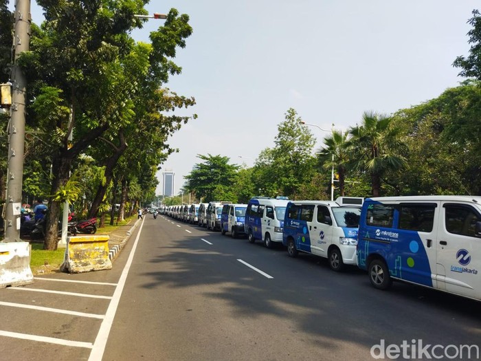 Operator hingga sopir dari 29 rute MikroTrans atau JakLingko tak beroperasi dan demo di Balai Kota DKI Jakarta (Kurniawan F/detikcom)