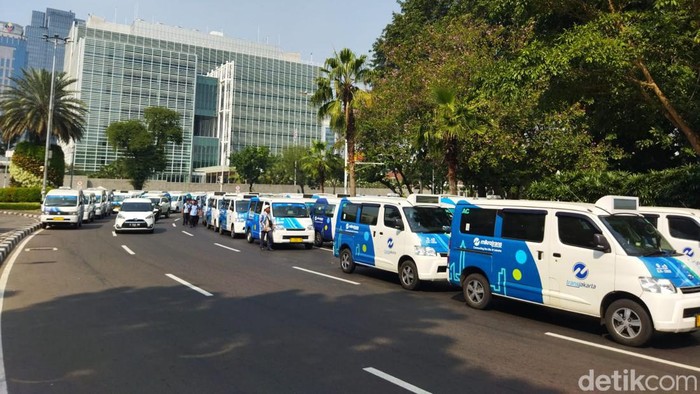 Operator hingga sopir dari 29 rute MikroTrans atau JakLingko tak beroperasi dan demo di Balai Kota DKI Jakarta (Kurniawan F/detikcom)