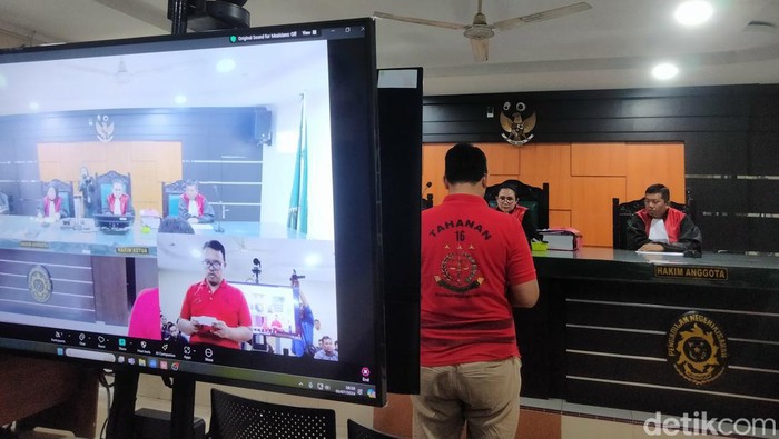 Palti Hutabarat saat mengikuti jalannya sidang di PN Kisaran