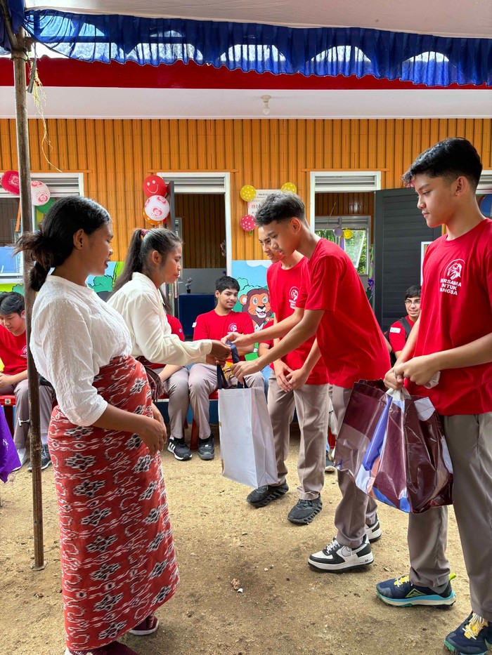 Para siswa SMA Binus School Simprug bangun kembali sekolah di Sumba NTT Para siswa SMA Binus School Simprug bangun kembali sekolah di Sumba NTT