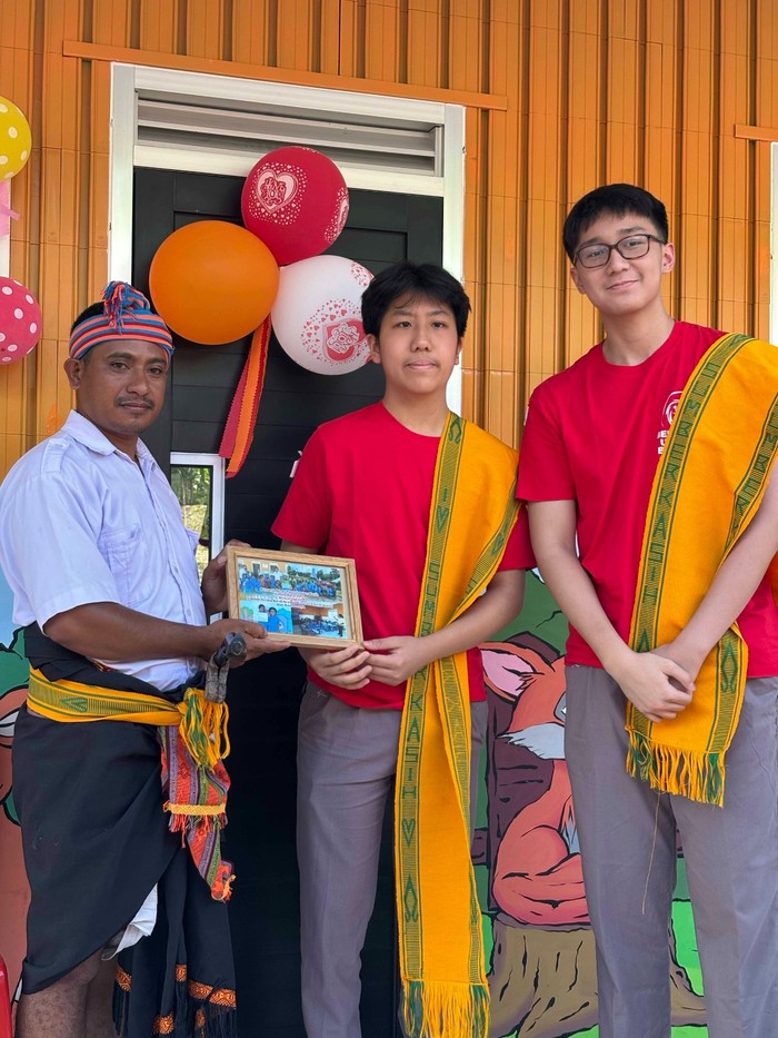 Para siswa SMA Binus School Simprug bangun kembali sekolah di Sumba NTT