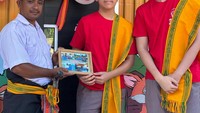 Programnya yang telah rampung di antaranya adalah membangun ulang dua kelas, memfasilitasi furniture pendukung pembelajaran seperti meja, kursi, dan mainan anak-anak, menghadirkan tempat bermain, serta menyediakan kamar mandi yang layak. Foto: (Dokumentasi Binus School Simprug)