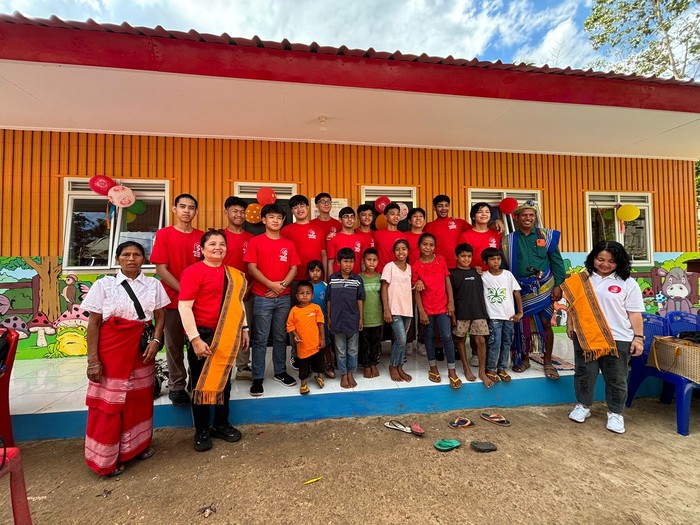 Para siswa SMA Binus School Simprug bangun kembali sekolah di Sumba NTT