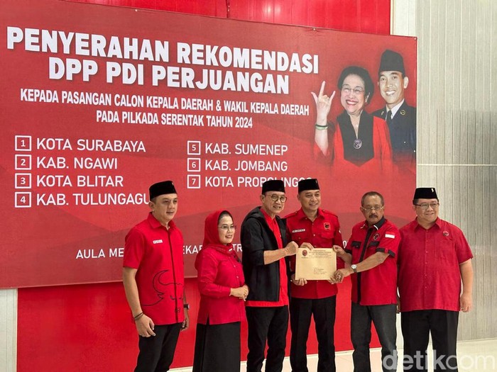 PDIP menyerahkan SK kepada 7 bacakada di Jatim