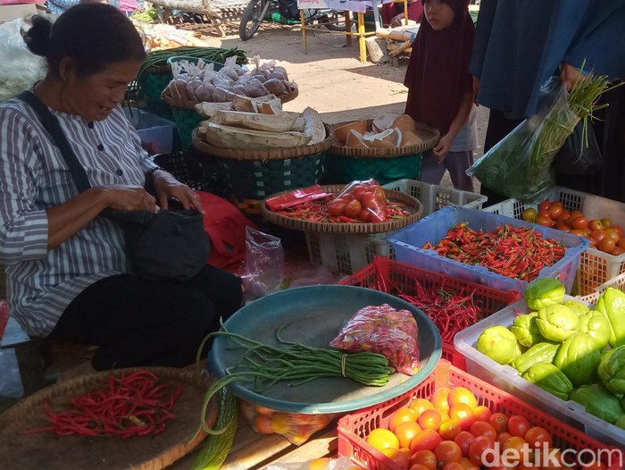 Pedagang cabai di Pasar Klepu, Kecamatan Ceper, Kabupaten Klaten, Selasa (30/7/2024).