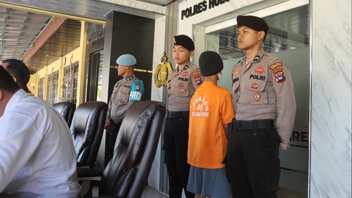 Pelajar SMK di Hulu Sungai Selatan membunuh lansia menggunakan linggis dihadirkan polisi dalam konferensi pers.