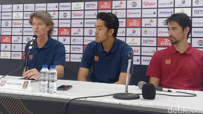 Pelatih Borneo FC Pieter Huistra, saat konferensi pers usai laga di Stadion Manahan Solo, Selasa (30/7/2024).