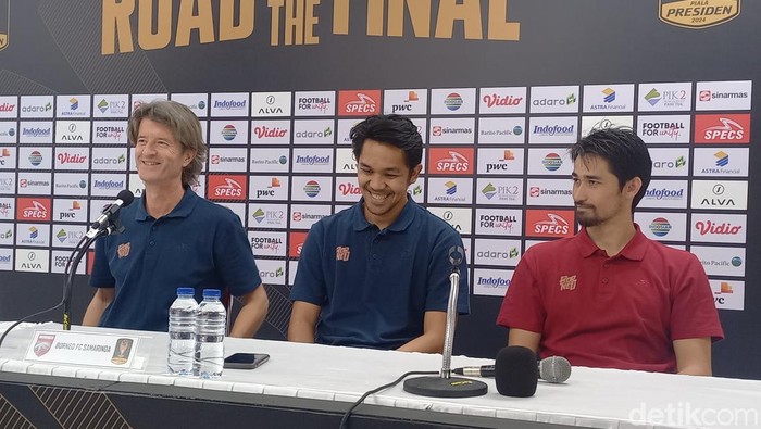 Pelatih Borneo FC Pieter Huistra, saat konferensi pers usai laga di Stadion Manahan Solo, Selasa (30/7/2024).