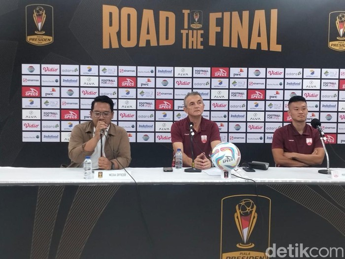 Pelatih Persis Solo Milomir Seslija (tengah), saat konferensi pers Semifinal Piala Presiden 2024, di Stadion Manahan Solo, Selasa (30/7/2024).
