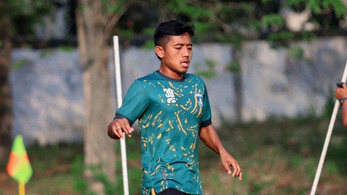 Pemain Gresik United melakukan latihan