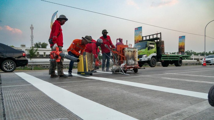 Pemasangan speed trap di jalur arteri Jombang untuk mencegah balap liar.