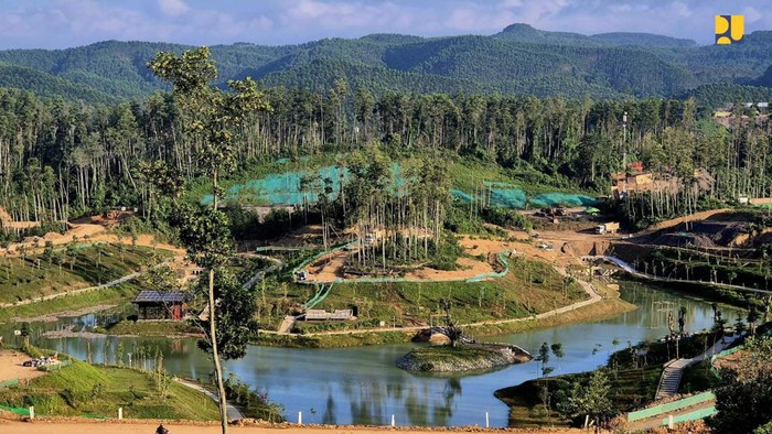 Penampakan Embung Cantik Dekat Kantor Jokowi di IKN Di dekat Istana Negara dan Istana Garuda IKN terdapat Embung MBH yang memiliki tampungan 66.000 m3. Begini penampakan embung tersebut.