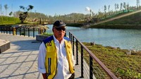 Menteri Pekerjaan Umum dan Perumahan Rakyat (PUPR) Basuki Hadimuljono dalam kunjungan kerjanya mendampingi Presiden Joko Widodo (Jokowi) di Ibu Kota Nusantara (IKN), berkesempatan meninjau sambil menikmati senja di Embung MBH Kawasan Inti Pusat Pemerintahan (KIPP) IKN, Senin (29/7/2024).  