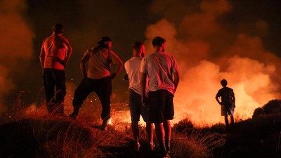 Penampakan Kobaran Api Lahap Hutan di Yunani