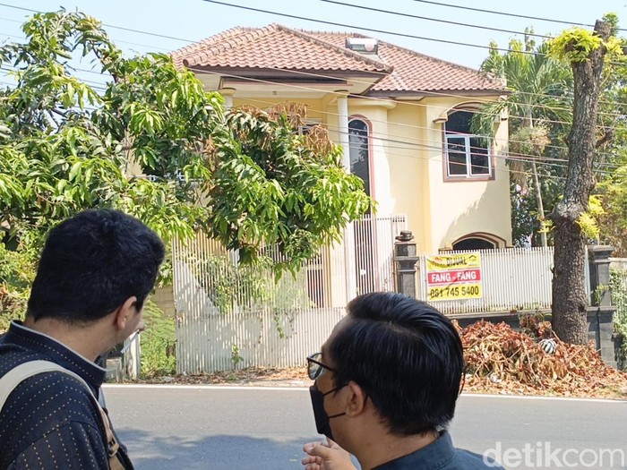 Penampakan rumah di Jalan Abdulrahman Saleh Semarang yang bikin Youtuber dipolisikan karena konten horor, Selasa (30/7/2024).