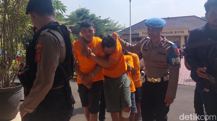 Pencuri modus ganjal ATM meringis, kakinya ditembak polisi karena mencoba kabur saat dilakukan pengembangan.