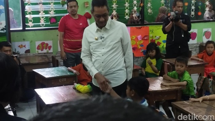 Penjabat (Pj) Gubernur DKI Jakarta Heru Budi Hartono mengunjungi ke SDN 07 Cideng (Belia/detikcoom).
