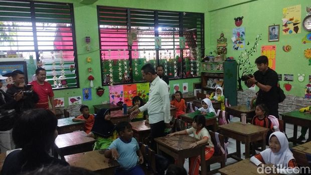 Penjabat (Pj) Gubernur DKI Jakarta Heru Budi Hartono mengunjungi ke SDN 07 Cideng (Belia/detikcoom).