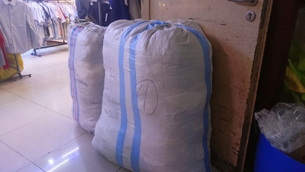 Penjualan baju bekas atau thrifting di Pasar Senen. (CNBC Indonesia/Ferry Sandi)