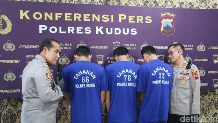 Tiga pelaku penusukan dihadirkan dalam jumpa pers saat digelar di Mapolres Kudus, Selasa (30/7/2024).