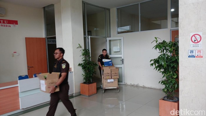 Penyidik Pidsus Kejari Batam menyita sejumlah dokumen dari kantor RSUD Embung Fatimah terkait penggunaan Anggaran tahun 2016. (Alamudin Hamapu/detikSumut)