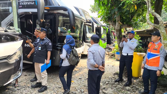 Petugas melakukan ramp check bus pariwisata di kawasan wisata Anyer
