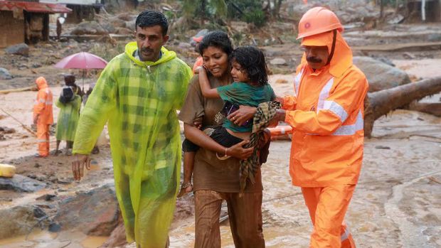 Rescuers help residents to move to a safer place, at a landslide site after multiple landslides in the hills, in Wayanad, in the southern state of Kerala, India, July 30, 2024. REUTERS/Stringer Purchase Licensing Rights