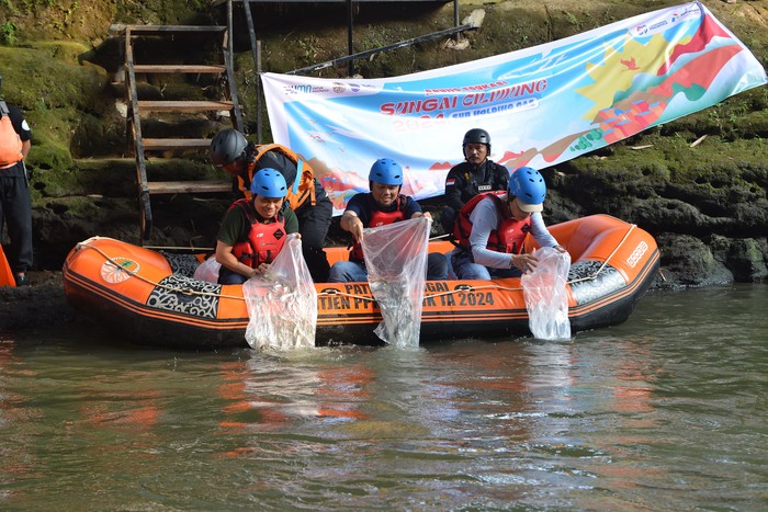 PGN menggelar kegiatan Arung Edukasi Sungai Ciliwung, berkontribusi untuk mengubah Sungai Ciliwung yang tercemar limbah pabrik dan limbah rumah tangga.