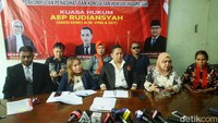 Tim kuasa hukum saksi kunci kasus Vina Cirebon, Aep, menggelar konferensi pers di Kantor PERHAKHI, Jakarta, Selasa, (30/7/2024).