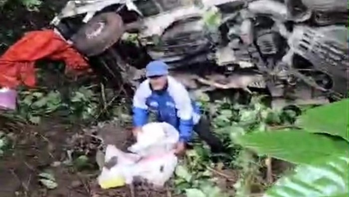 Pikap muat beras terjun ke jurang di jalur Gumitir Jember