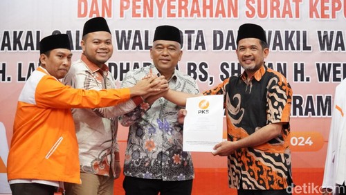 Lalu Aria Dharma - Weis Arqurnain saat menerima rekomendasi di Kantor DPW PKS NTB.