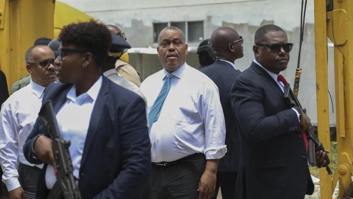 PM Haiti Garry Conille (jas putih-dasi biru) saat mengecek RS yang berhasil direbut kembali dari geng bersenjata pada 9 Juli lalu-(AP Photo/Odelyn Joseph)