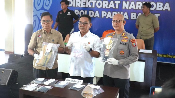 Polda Papua Barat merilis pengungkapan kasus narkoba yang melibatkan Sekretaris KPU Sorong Selatan inisial MT.