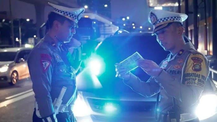 Polisi copot strobo dan pelat dinas palsu