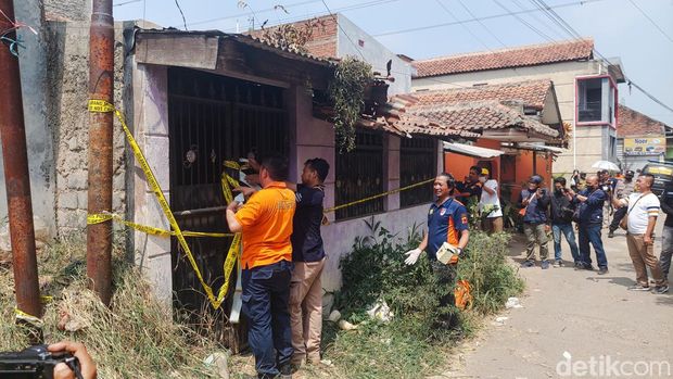 Polisi Olah TKP Rumah Penemuan 2 Kerangka di KBB