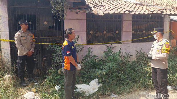 Polisi Olah TKP Rumah Penemuan 2 Kerangka di KBB