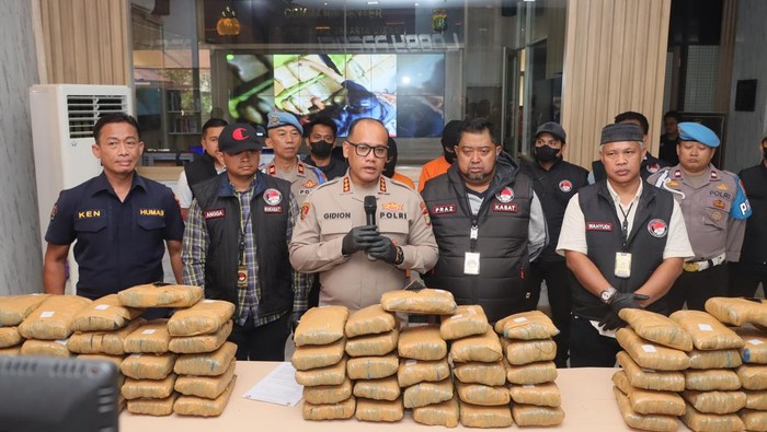 Razia Polisi Ungkap 'Gudang' Narkoba di Bekasi, Amankan 77 Kg Ganja Terbungkus Koper