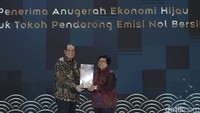 detikcom juga memberikan penghargaan khusus untuk Menteri Lingkungan Hidup dan Kehutanan, Siti Nurbaya sebagai tokoh Pendorong Emisi Nol Bersih. Anugerah ini diberikan langsung oleh Chairman CT Corp Chairul Tanjung (CT).