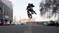 Para pecinta Sepeda BMX melakukan atraksi freestyle.  