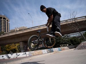 Potret Pesepeda BMX Adu Skill di Jalanan Johannesburg