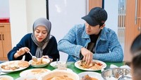 Keduanya punya hobi kulineran yang sama, di setiap kota yang mereka kunjungi, biasanya Lesti dan Rizky selalu buat konten kulineran. Foto: Instagram/YT Leslar Entertaiment