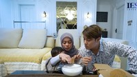Sering buat konten mukbang, kali ini Rizky dan Lesti ditemani putra mereka mencicipi cookies ukuran jumbo. Foto: Instagram/YT Leslar Entertaiment