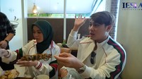 Saat berkunjung ke Semarang, Lesti dan Rizky langsung makan soto favorit mereka lengkap dengan sate-sateannya.  Foto: Instagram/YT Leslar Entertaiment