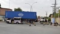 Para demonstran juga menutup jalan dengan kontainer dan truk. (AP Photo/Arshad Butt)  